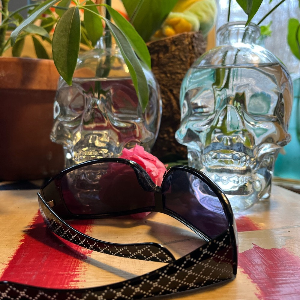 2 new pairs sunglasses